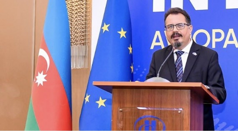 peter-mixalko-avropada-tehsil-almaq-isteyenleri-bakidaki-tehsil-sergisine-devet-edib