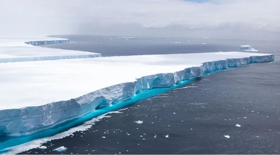 dunyanin-en-boyuk-aysberqi-hereketlenib