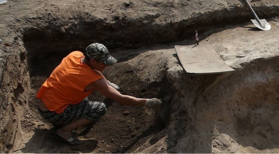 tacikistanda-yashi-25-milyon-il-olan-deve-kelle-sumuyu-tapilib