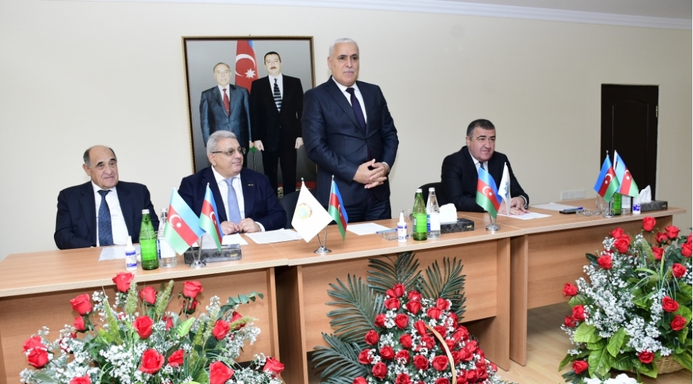heyder-eliyev-ve-azerbaycanin-mudafie-senayesi-foto
