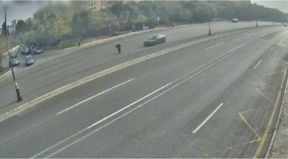 bakida-kechidden-kechmeyen-piyadani-mashin-vurub-anbaan-goruntuler