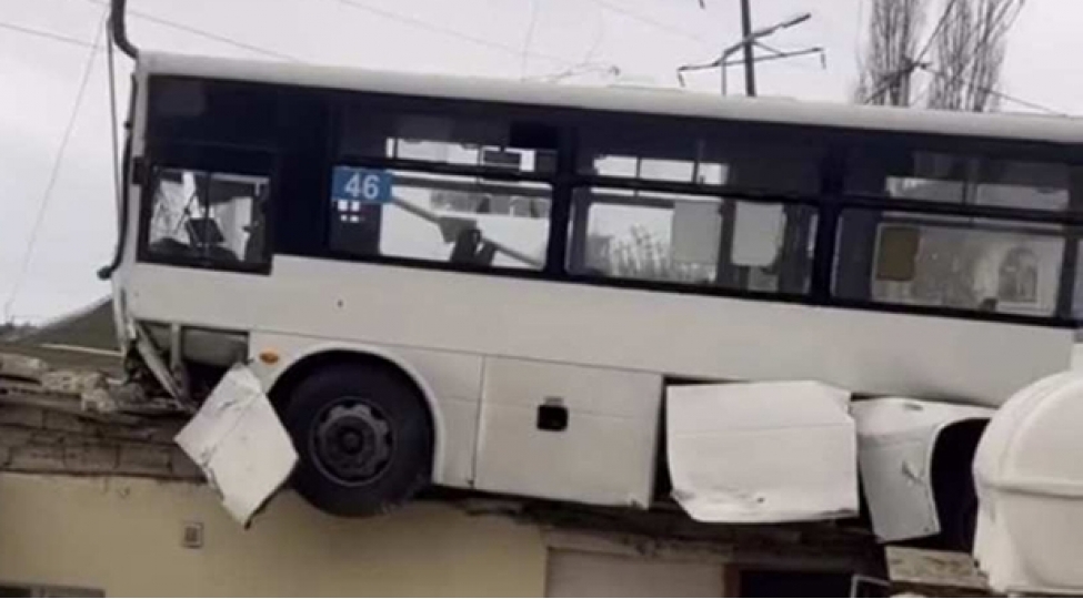 guneshlide-avtobus-yashayish-evlerinin-ustune-chixdi-video