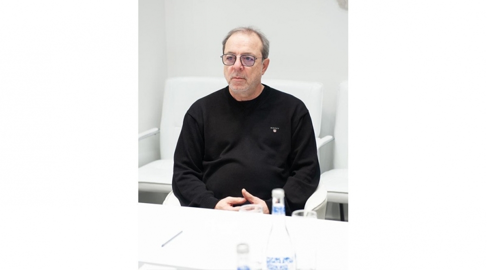 turkiyeli-taninmish-rejissor-bakida-ssenari-dinlemeleri-kechirib