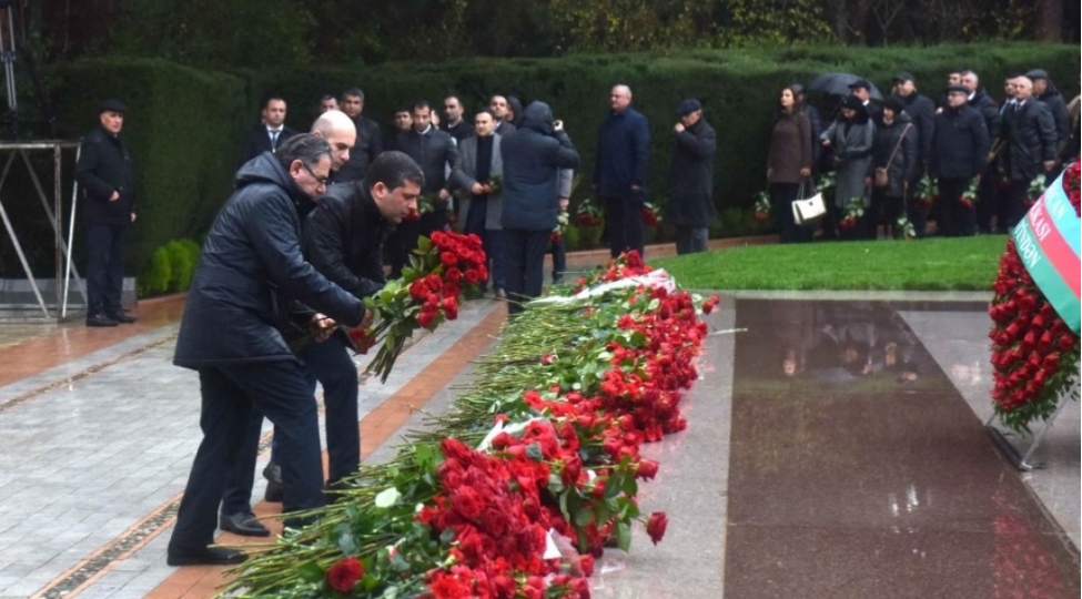 medianin-inkishafi-agentliyinin-kollektivi-ulu-onderin-mezarini-ziyaret-edib-foto