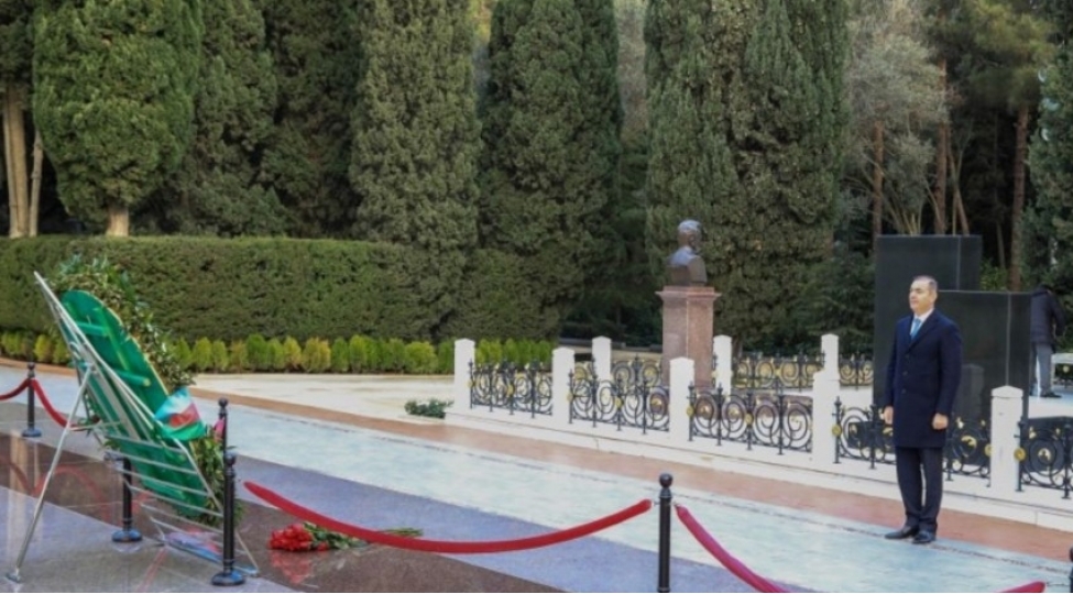 dovlet-xidmetinin-emekdashlari-umummilli-liderin-mezarini-ziyaret-edib-fotovideo