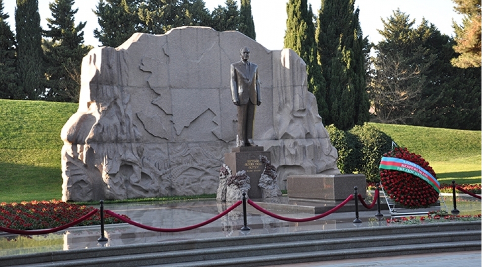 chili-milli-konqresi-senatinin-komite-sedrleri-ulu-onderin-mezarini-ve-shehidler-xiyabanini-ziyaret-edibler