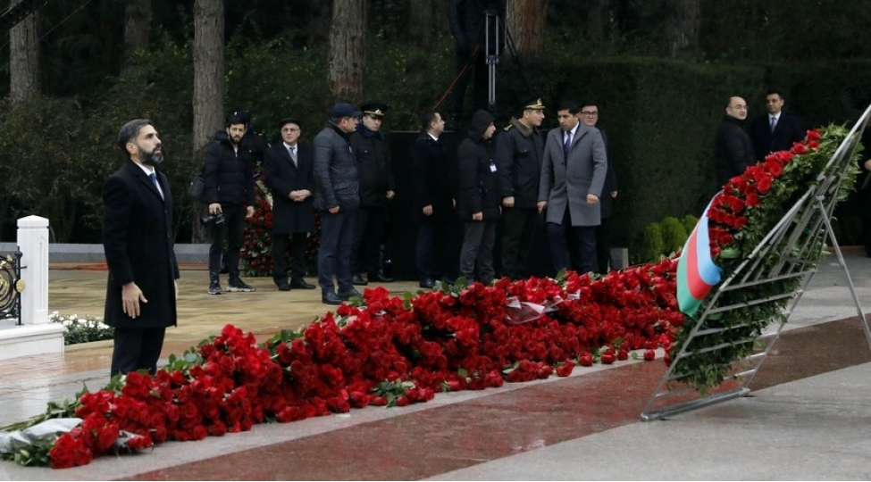 socar-in-kollektivi-ulu-onder-heyder-eliyevin-mezarini-ziyaret-edib-foto