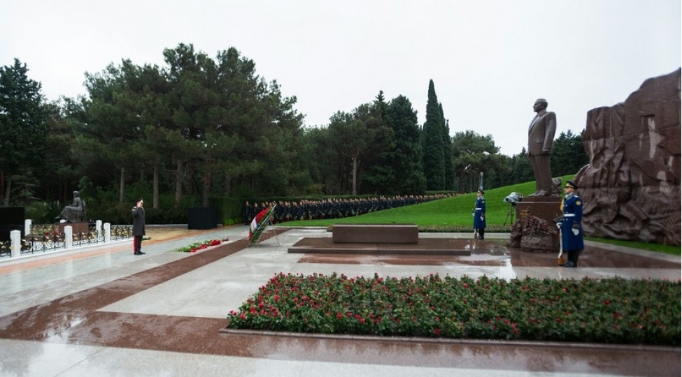 din-in-rehber-heyeti-anim-gunu-ile-bagli-fexri-xiyabani-ziyaret-edib-video