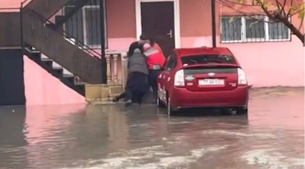 bineqedide-yashli-qadin-golmechede-oldu-video