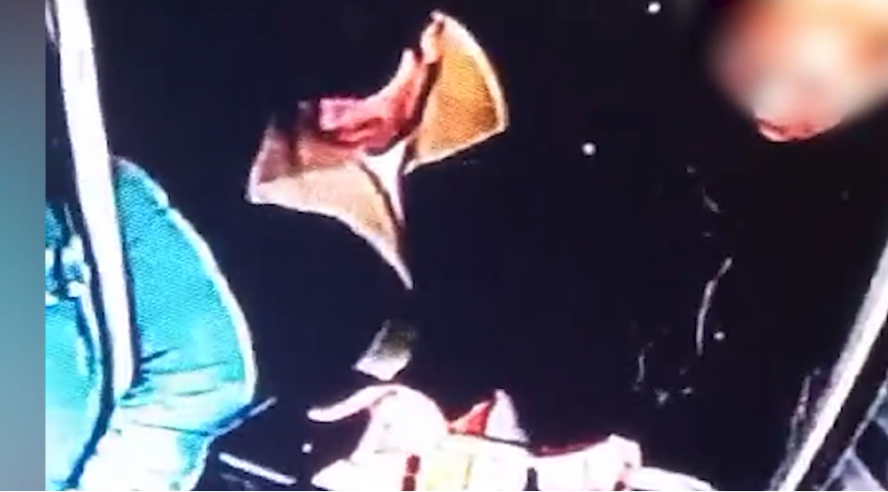 sumqayitda-avtobuslarda-cibgirlik-eden-shexs-saxlanilib-video