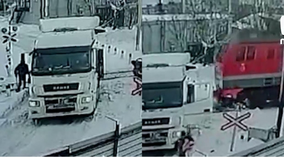 moskva-yaxinliginda-elektrik-qatari-relsde-ilishen-yuk-mashinini-vurub-video