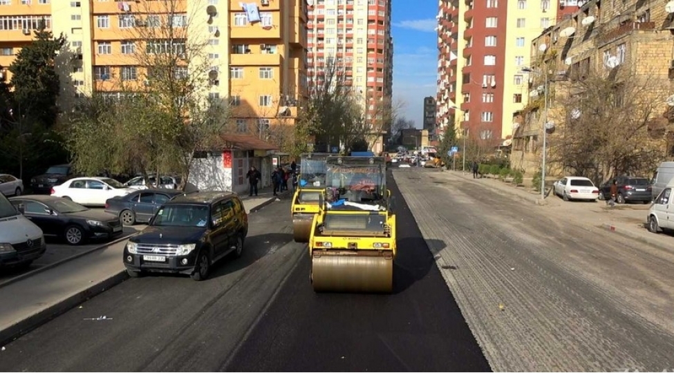 bakinin-elshen-suleymanov-kuchesinin-bir-hissesi-temir-edilir-video