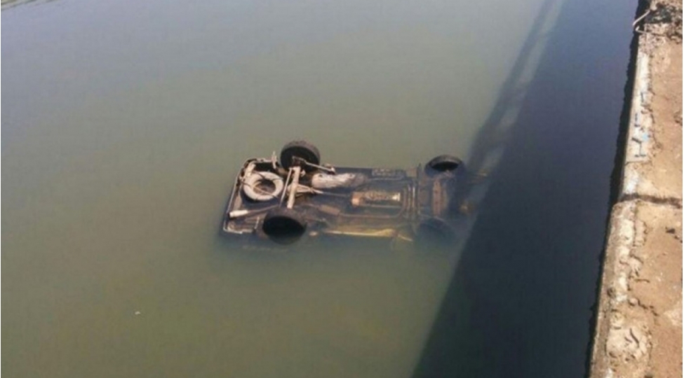 naxchivanda-avtomobil-su-kanalina-ashib