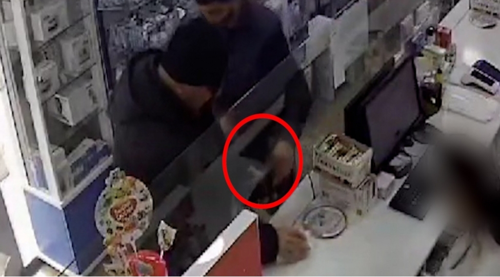 aptekden-derman-alan-shexse-qarshi-soygunchuluq-edilib-fotovideo