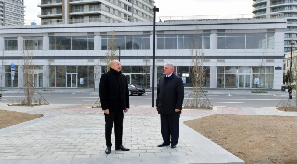 prezident-baki-ag-sheherin-merkezi-park-kvartalinda-tikinti-abadliq-ishleri-ve-ofis-binasinda-yaradilan-sheraitle-tanish-olub-yenilenibfoto