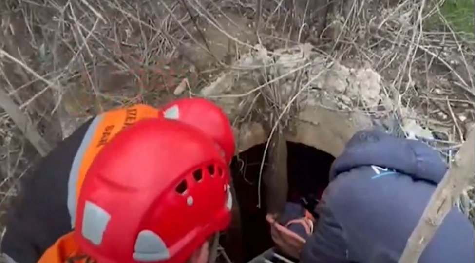 gencede-ushaq-7-metr-derinliyi-olan-su-anbarina-dushub-video