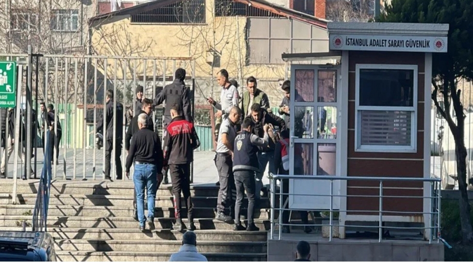 istanbulda-mehkeme-binasina-silahli-hucum-olub-2-nefer-oldurulub-video