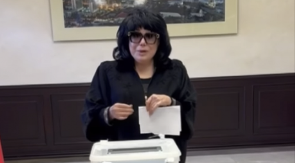 flora-kerimova-ses-vererken-bele-kovreldi-video