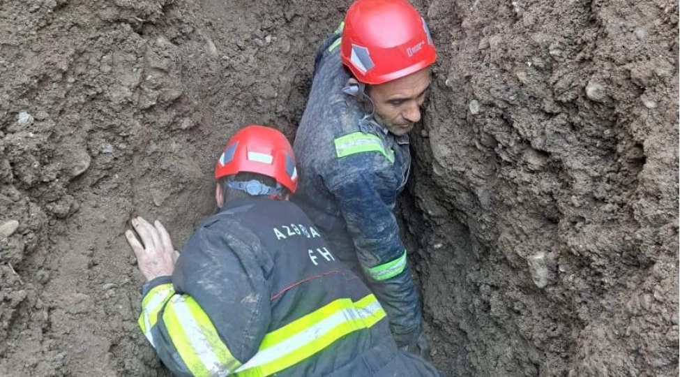 fuzulide-torpaq-uchqunu-altinda-qalan-shexs-xilas-edildi-video