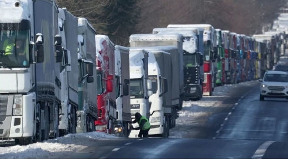 polshali-fermerler-kechid-menteqesinde-ukrayna-yuk-mashinlarina-hucum-edibler-video