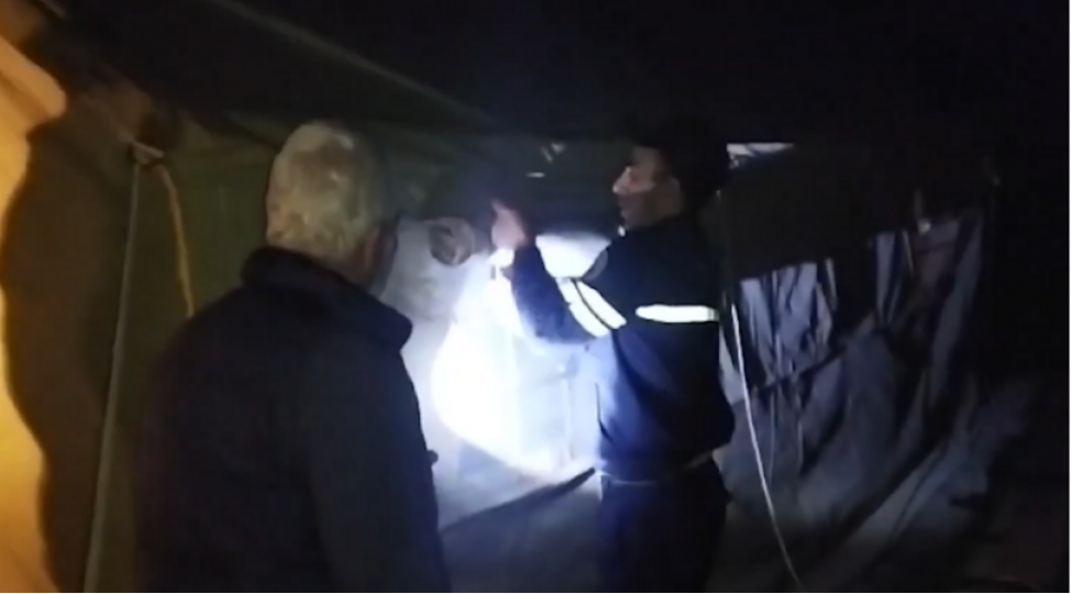 yevlaxda-yashayish-yeri-olmayan-aileye-chadir-ev-qurulub-video