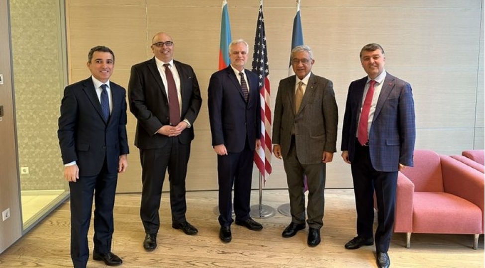 absh-sefiri-ada-nin-rektoru-ile-tehsil-sahesinde-emekdashligi-muzakire-edib