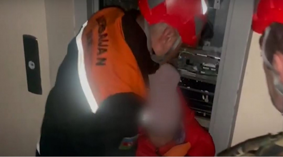 liftlerde-komeksiz-veziyyetde-qalan-vetendashlar-xilas-edilib-video
