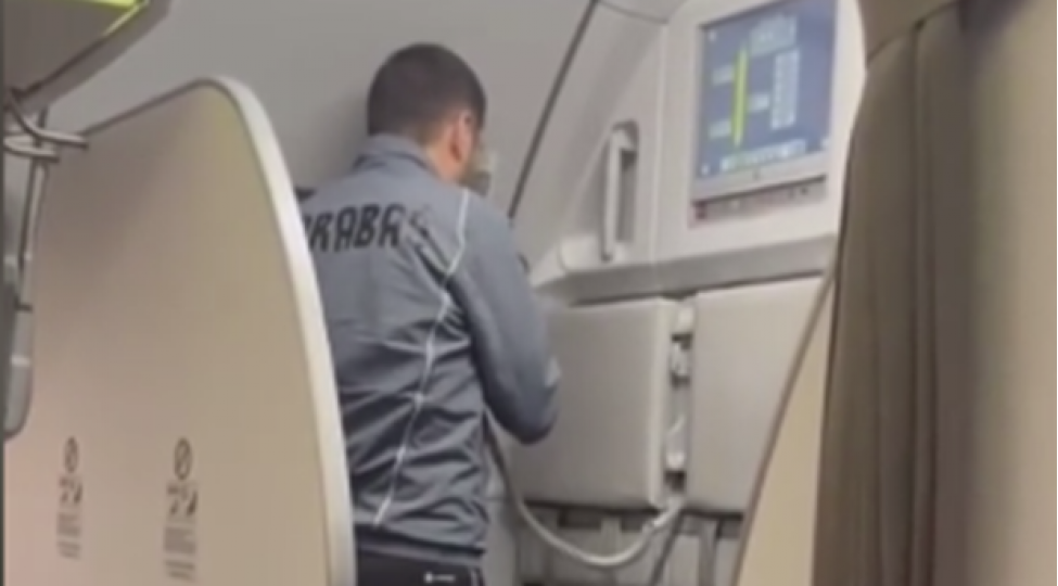 qurban-qurbanovun-komekchisi-teyyarede-azan-oxudu-video