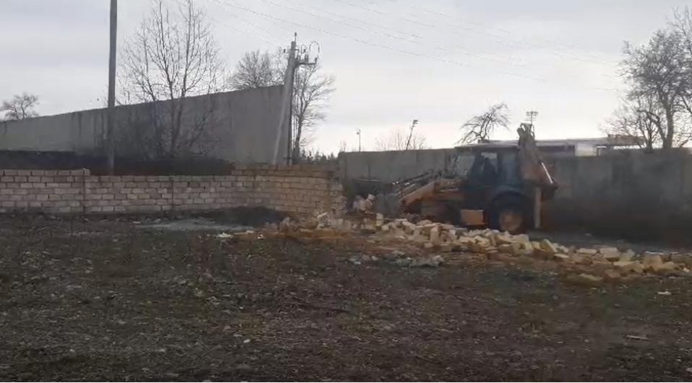 daha-bir-qanunsuz-tikili-sokulub