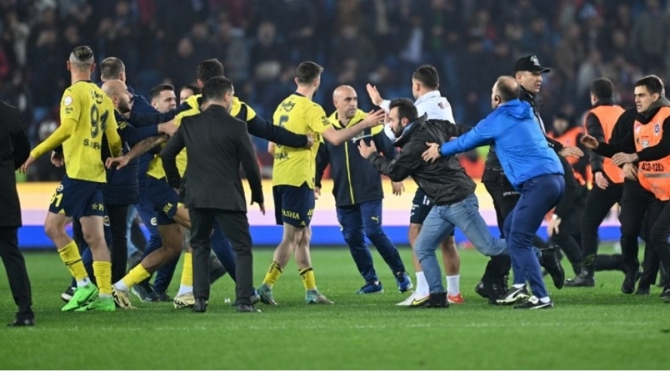 trabzonspor-azarkeshleri-fenerbagcha-futbolchularina-hucum-edibler