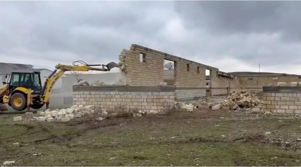 qanunsuz-tikili-sokulub-fotovideo