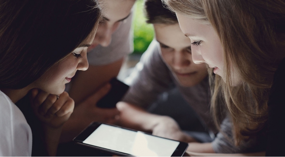 sosial-media-asililigi-bu-insanlarda-daha-choxdur-foto