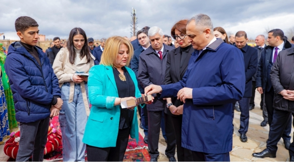 naxchivanda-bahar-festivali-bashlayib-foto
