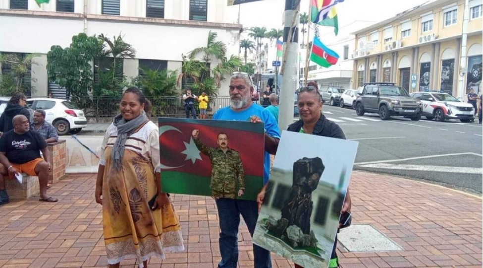 yeni-kaledoniyada-aksiyada-azerbaycan-prezidentinin-ve-demir-yumrugun-plakatlari-qaldirilib-foto