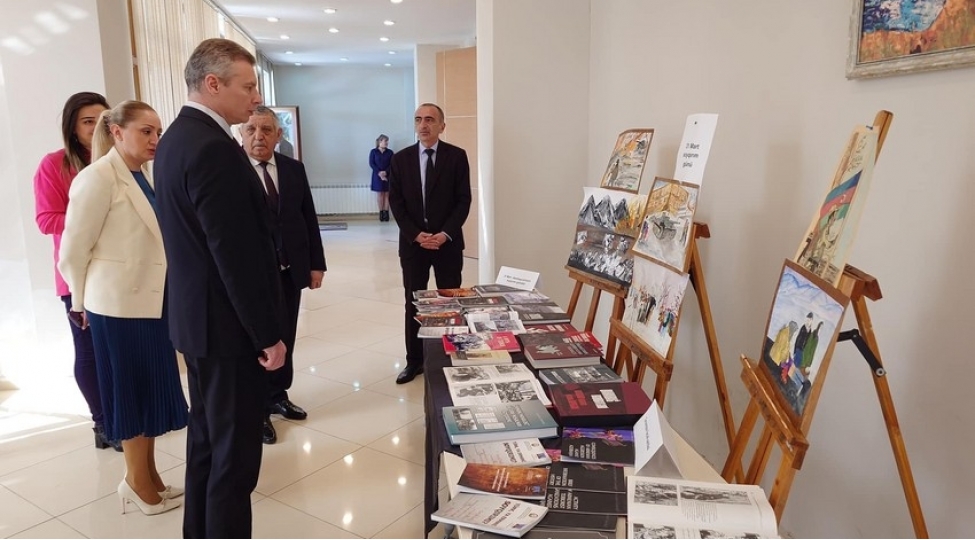 azerbaycanda-ukrayna-abidelerine-hormet-gosterilir-sefirfoto