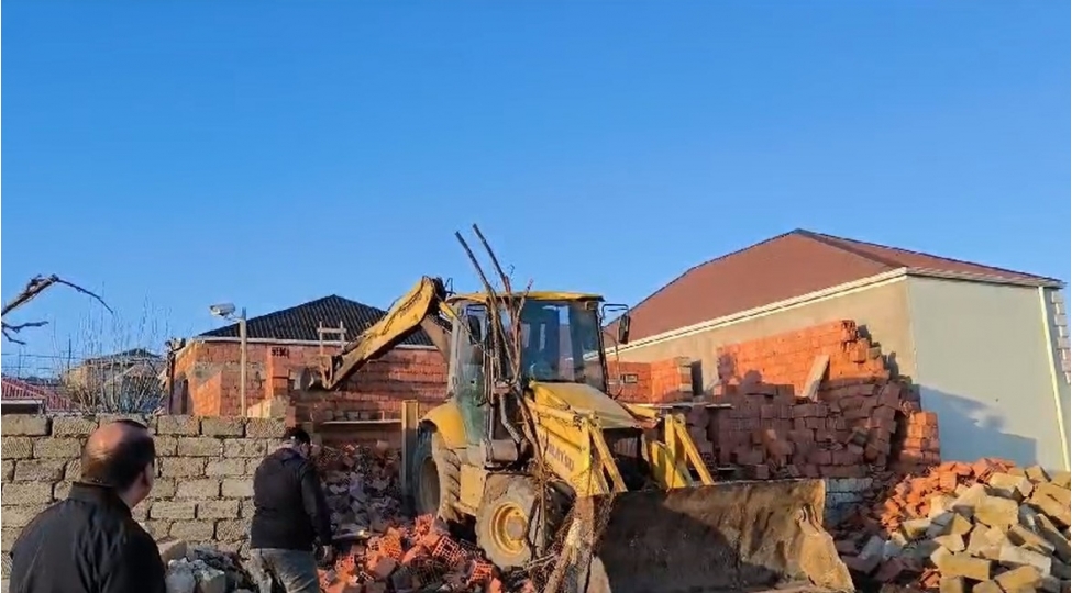 bineqedide-qanunsuz-tikili-sokulub-video