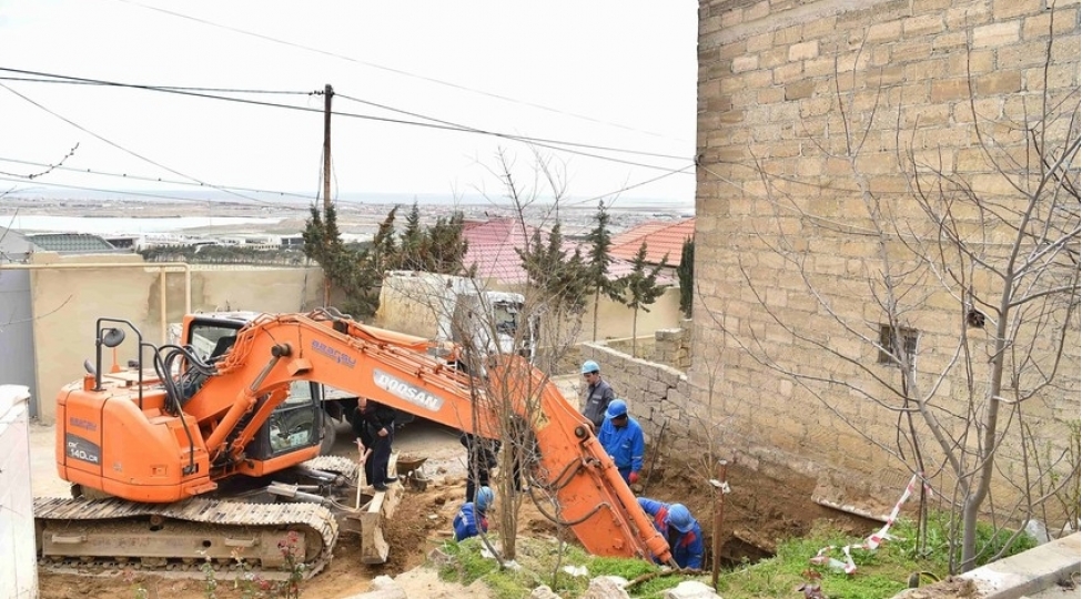 bakida-ev-sokulmeden-kanalizasiyakollektorunda-qeza-aradan-qaldirilib-fotovideo