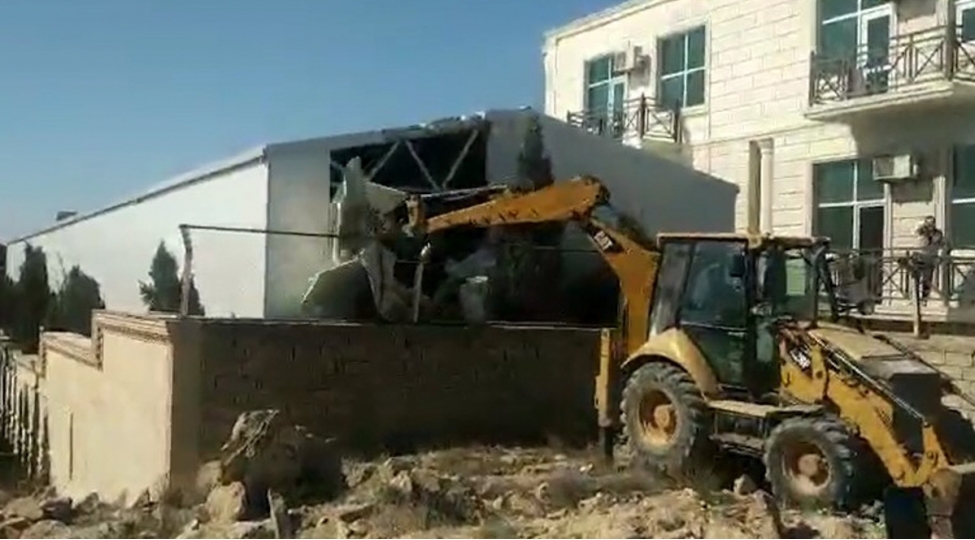 sebail-rayonunda-qanunsuz-tikili-sokulub-video