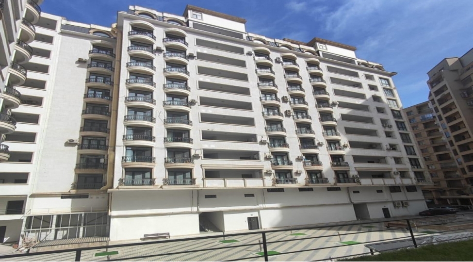 bakida-noqsan-ashkarlanan-binada-pilleken-qefesi-insha-olunub-video