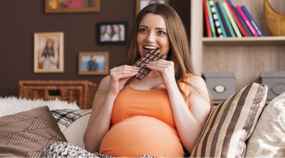 hamile-qadinlar-shokolad-yeye-bilermi-hekim-mesleheti