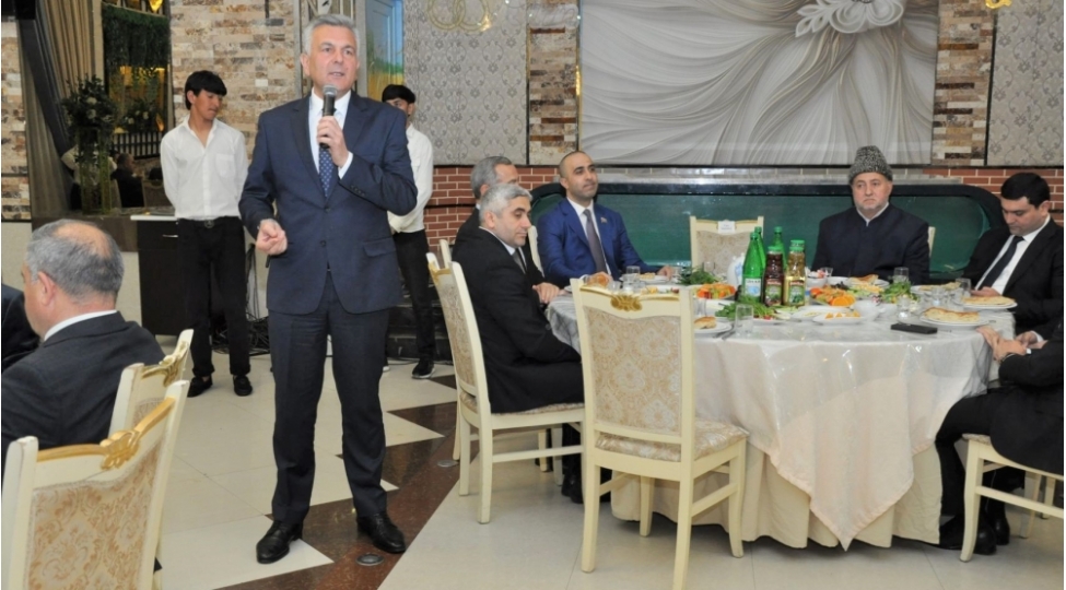 bilesuvarda-muqeddes-ramazan-ayi-munasibetile-iftar-sufresi-achilib-foto