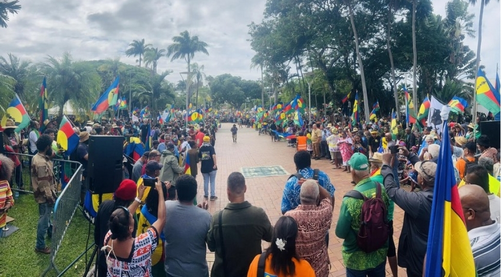 yeni-kaledoniyada-fransa-eleyhine-aksiya-afishanin-esas-loqosu-kimi-ilham-eliyevin-demir-yumrugu-sechilib