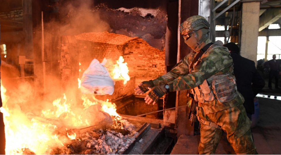 oten-il-dovriyyeden-chixarilan-yarim-ton-narkotik-mehv-edilme-uchun-teqdim-edilib-dsxfoto