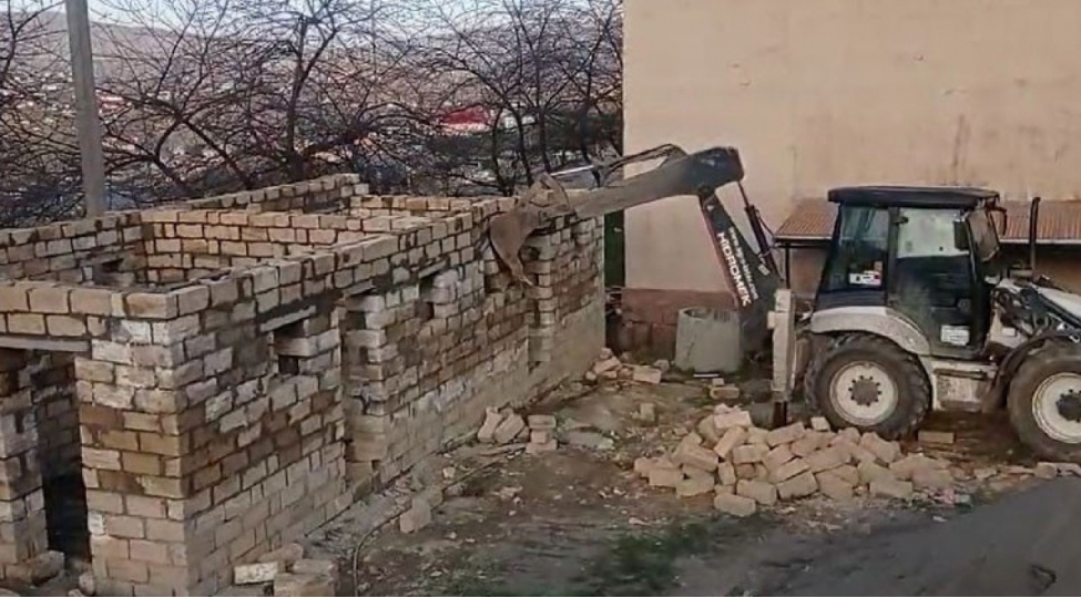 fovqelade-hallar-nazirliyi-terefinden-daha-bir-qanunsuz-tikili-sokulub