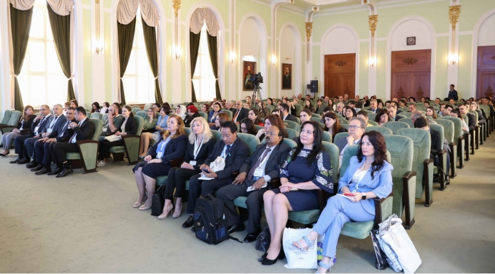 unec-de-beynelxalq-konfrans-oz-ishine-bashlayib-foto