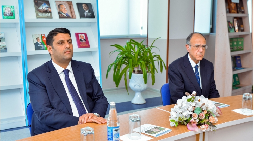 dunyaca-mehshur-alim-elektron-resurslarini-ndu-nun-elmi-kitabxanasina-teqdim-edib-foto