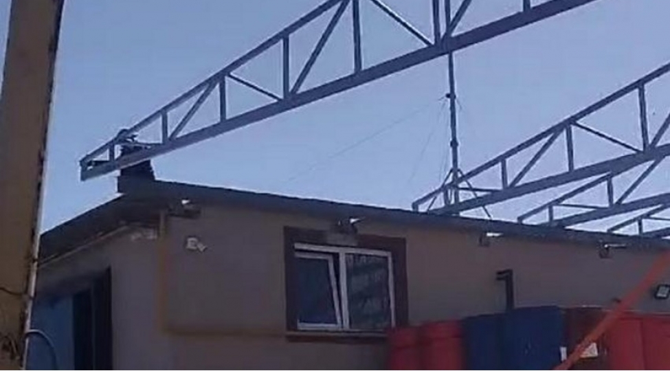 sumqayitda-qanunsuz-tikili-sokulub-video-2