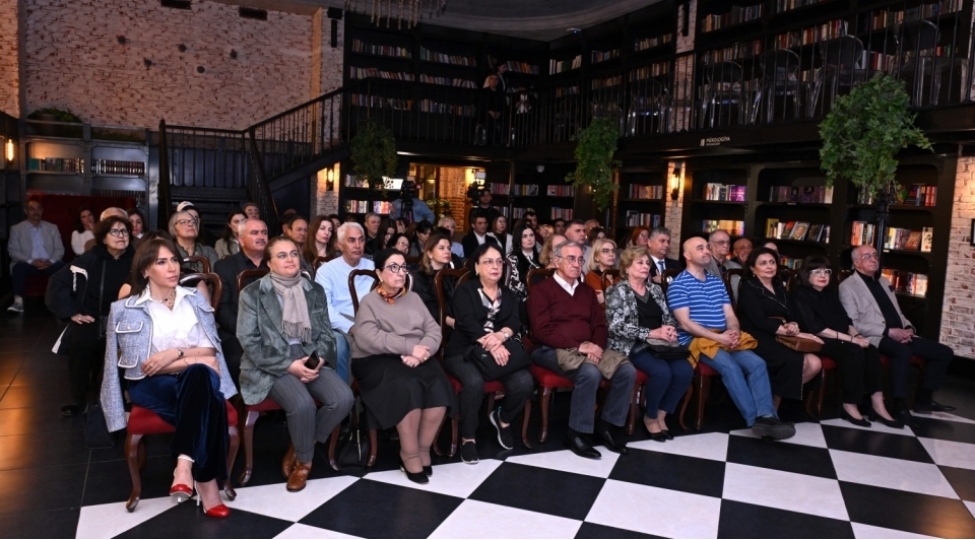 baki-kitab-merkezinde-azerbaycan-irevani-senedli-filmi-teqdim-olunub-foto