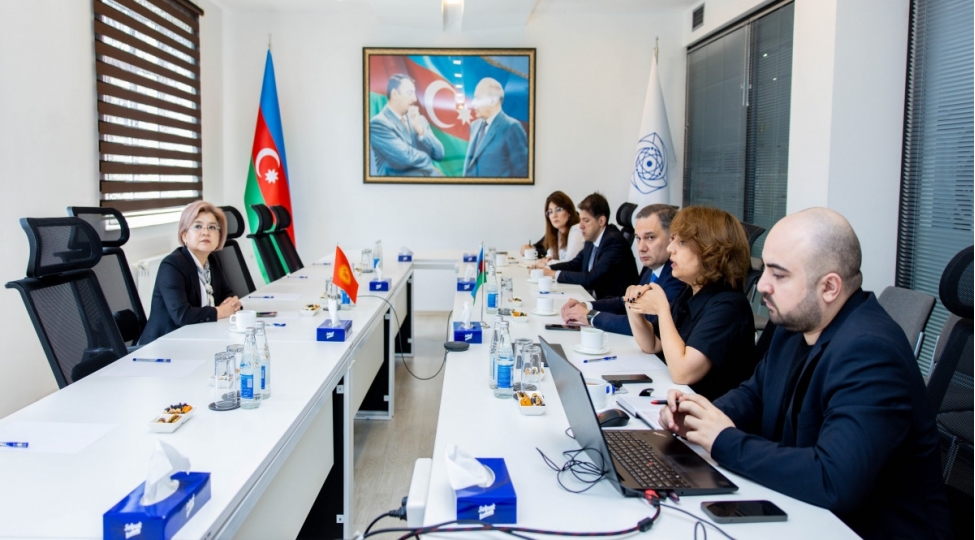 samir-memmedov-qirgiz-respublikasinin-reqemsal-inkishaf-naziri-ile-gorushub