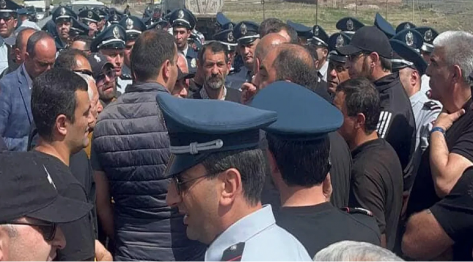 ermenistanda-vetendashlar-delimitasiyaya-etiraz-olaraq-bir-neche-avtomobil-yolunu-baglayib